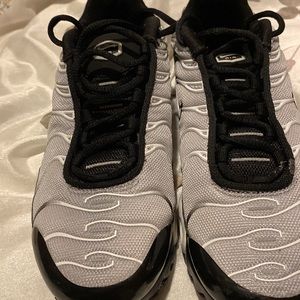 Nike Air Max Plus GS “Black Metallic Silver. Size 5Y